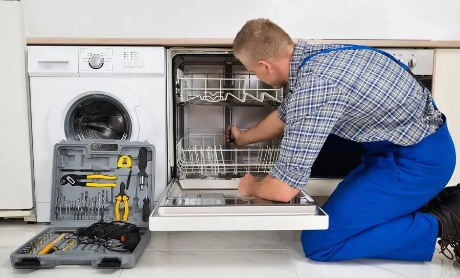 Soma Viessmann servisi teknisyen ekibi beyaz eşya tamiri yaparken